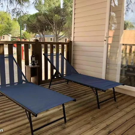 Canet: Lakeside Retreat With Shared Pool, 400m From
